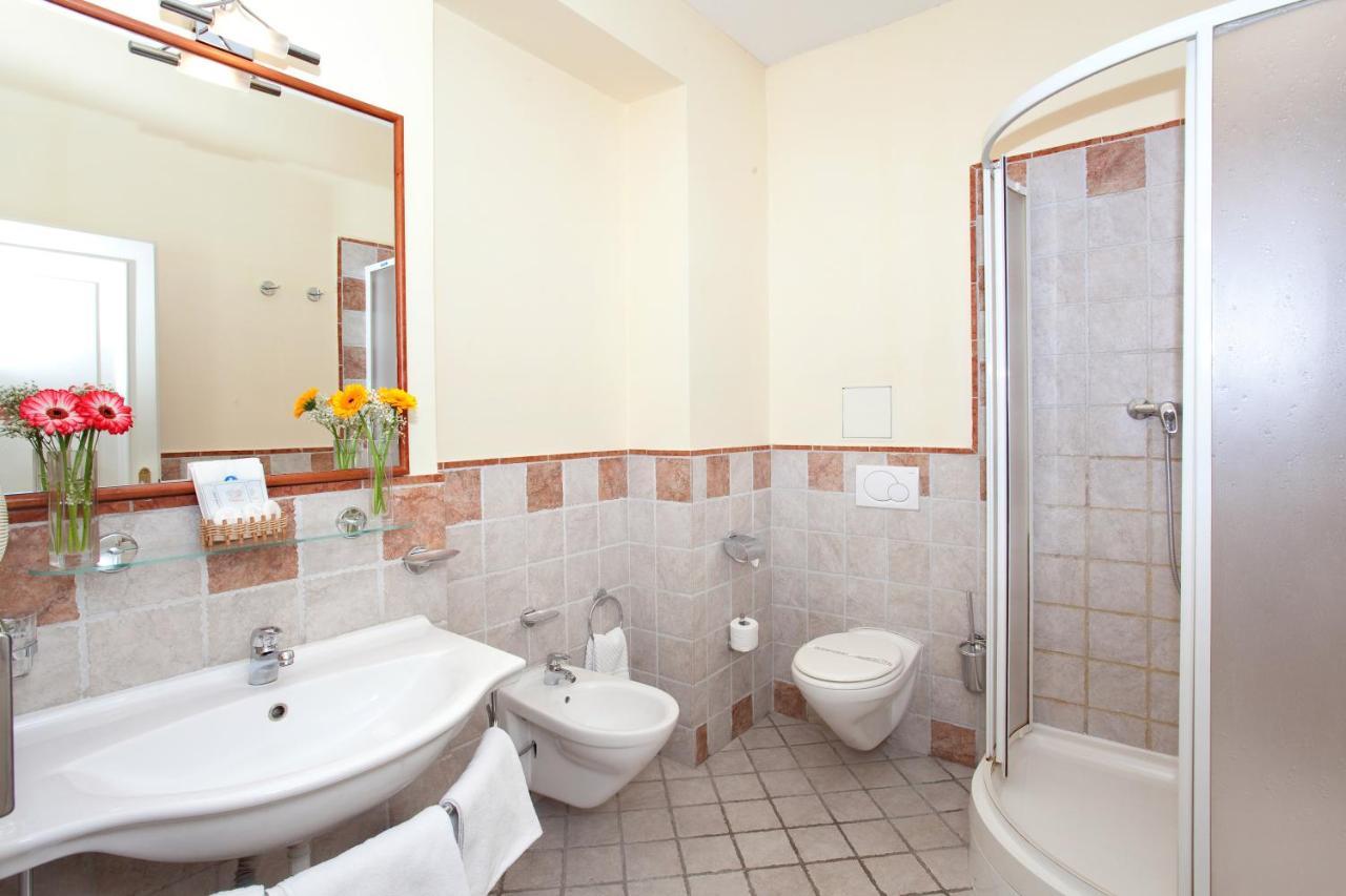Hotel Tivoli Prague Ngoại thất bức ảnh